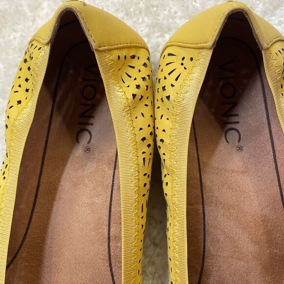 Vionic Womens Yellow Laser Cut Leather Ballet Flats Sz 8.5 - Picture 2 of 9
